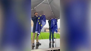 В Париже на митинге против отправки войск на Украину в клочья порвали флаг ЕС