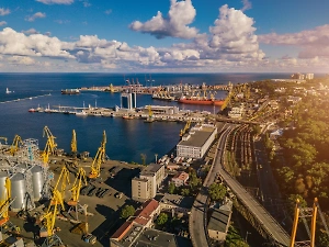 К порту Одессы съезжаются экстренные службы: что-то взорвалось после прилёта