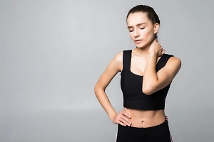 Остеопат назвал три простых упражнения, которые прямо сейчас помогут снять напряжение с шеи