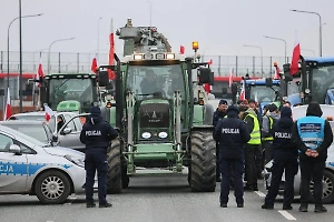 Бунтующие фермеры оставили кучу навоза у дома родителей спикера Сейма Польши