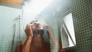 Проблемы с сердцем и сном: Россиянам раскрыли, почему горячий душ опасен для здоровья