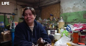 "Бог послал нам хороших людей": Жительница ДНР в подвале дома в Авдеевке готовит горячую еду для соседей