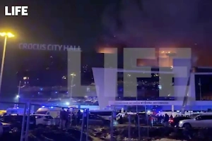 Life.ru публикует видео обстановки у Crocus City Hall, где произошла стрельба