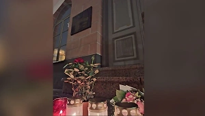 Эстонцы несут цветы к Посольству России в память о жертвах теракта в "Крокусе"