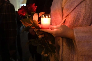 "Беларусь скорбит": В Минске несут цветы к Посольству России в память о жертвах теракта в "Крокусе"