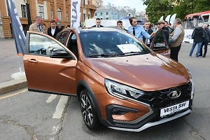 Депутатская Lada Vesta прошла проверку московской зимой и деревенской колеёй, заявили в Госдуме