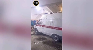 "Раздавило, опс!": На Урале крыша гаража рухнула на новые машины скорой