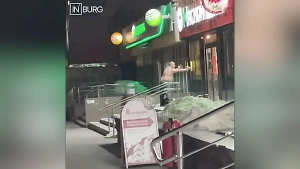 "Голый штурм" мясного магазина в Екатеринбурге попал на видео