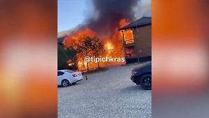 Мощный пожар охватил турбазу на Кубани после взрыва