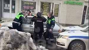 Пьяный водитель в Зеленограде пытался уйти от погони, но влетел в машину ДПС