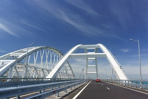 Автомобильное движение по Крымскому мосту временно приостановлено