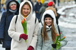 Life.ru узнал, сколько россиянок подарят цветы сами себе на 8 Марта 