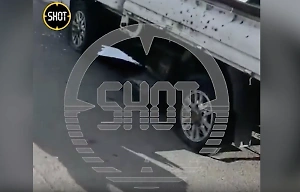 Камера сняла, как машина "увернулась" от дрона ВСУ с килограммом взрывчатки под Белгородом
