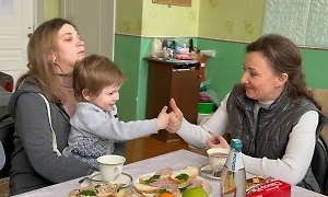 А — это "Азов"*: Мама из Авдеевки объяснила, почему не учила сына по украинскому букварю