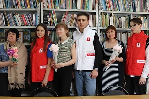 Участники "Движения первых" поздравили россиянок с Международным женским днём