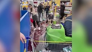 Осколки расцарапали лицо: В магазине на Урале покупатель уронил стеллаж с алкоголем прямо на женщину