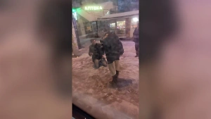 Неизвестный с ирокезом напал на мужчину около автовокзала в Екатеринбурге