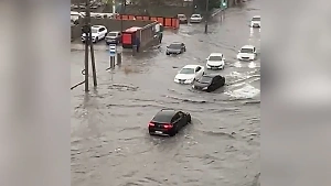 Почти Атлантида: На видео сняли заплыв «человека-подлодки‎» по затопленной Махачкале