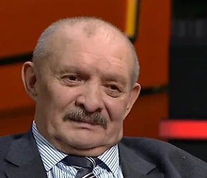 Зеленский — клоун. Он пытается под ширмой и парадом всех этих встреч создать иллюзию того, что Европа с ним, что Европа вот-вот введёт свои войска на территорию Украины. Он полагает, что таким образом сможет затормозить продвижение наших войск, хотя даже в перспективе это маловероятно. 
