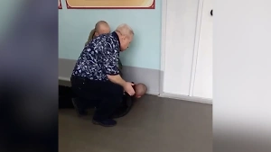 Опубликовано видео задержания вооружённого мужчины в школе в Челябинске