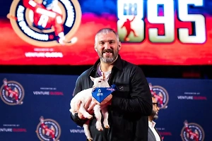 «Ови!»: Александру Овечкину подарили белого козлёнка в честь бомбардирского рекорда