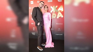 Вышла в свет с животиком: Певицу Севиль заподозрили в беременности