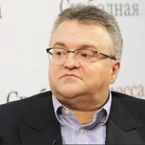 Последние 10 лет на Украине существует больше 30 американских военно-биологических лабораторий, в которых работали с самыми опасными патогенами. После начала СВО был приказ министра здравоохранения Украины уничтожить запасы. А у них, в принципе, запасы были очень значительные, то есть речь шла о тысячах литров концентратов самых опасных боевых субстанций, там чума, туляремия, псевдотуберкулёз, сибирская язва, Конго-Крымская геморрагическая лихорадка, лихорадка Ку, бруцеллёз, даже пресловутая Эбола. 