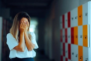 Учительницы заставили девочку извиняться на коленях из-за порванной записки с унижениями