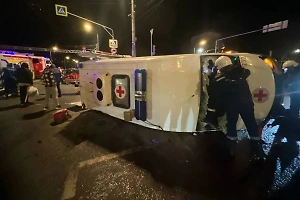 Mercedes на полной скорости протаранил машину скорой в Белгороде — видео