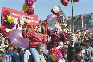 Майские гулянья по-советски: 15 фото, как отмечали Первомай в СССР и почему многие по этому скучают

