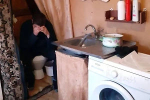 Россиянин прятался от приставов в туалете, но выдал себя громким звуком