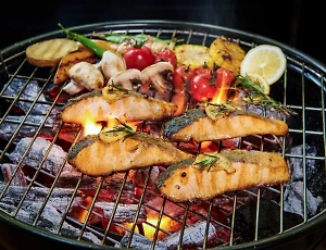 Life.ru узнал у Рыбного союза лучшие виды лосося и морепродуктов для жарки на мангале