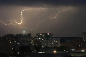 Москву и Подмосковье накрыла первая весенняя гроза