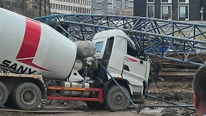 Башенный кран рухнул на бетономешалку на стройке в Москве