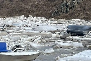 Лодка перевернулась на заледеневшей реке в Кузбассе, ведутся поиски трёх мужчин