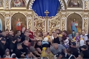 Давка под ликом святых: Появилось ужасающее видео штурма храма Рождества Богородицы на Украине