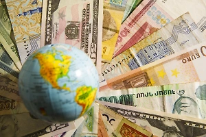 Названо 11 стран, где российские туристы могут обменять рубли