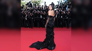 «Чёрный лебедь»: Ирина Шейк в смелом платье произвела фурор на красной дорожке в Каннах