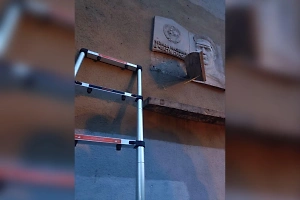 Одесситы поколотили активистов, которые снимали мемориальные таблички советским деятелям