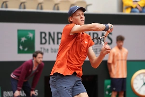 Теннисист Синнер выиграл первый матч после дисквалификации за допинг