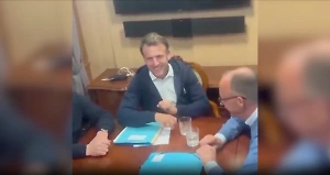 Болеет: Политолог раскрыл содержимое «секретного пакетика» Макрона