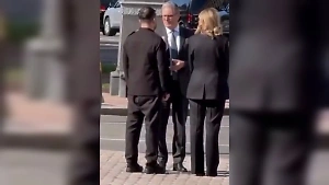 «Прикид с Парижу»: «Модные» штаны Зеленского наделали шума в Сети