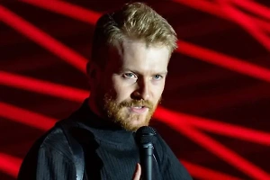 Уехавший из РФ комик Поперечный* накопил крупный долг за коммуналку