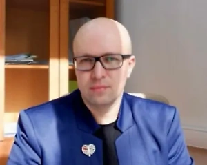 Предложение выглядит естественным в нашей культуре, поскольку стыд до сих пор доминирует над честным разговором о сексуальности. Родителям страшно, что ребёнок где-то узнает информацию о физиологии и сексуальном контенте, но и у самих силы духа нет проводить половое воспитание.