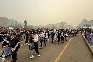В российском регионе выпускники станцевали вальс на фоне дымового апокалипсиса