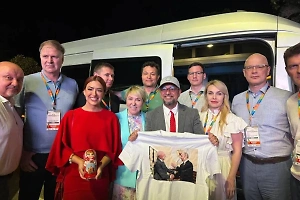 «Путин и матрёшка»: Российские сувениры впечатлили бразильских мэров и их жён