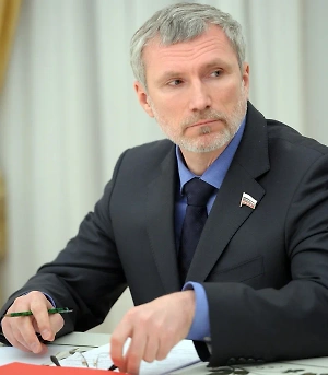 По большому счёту, нет особой разницы, на какой площадке вести переговоры. РФ принципиально отказывается это делать в недружественных странах, к которым, кстати, вполне можно отнести и Ватикан, предлагавший свои услуги. Он давно и прочно на украинской стороне, и, получается, никак нельзя полностью исключить провокации.