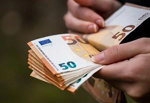 Крупный иностранный банк ограничил россиянам покупки своей картой по всему миру