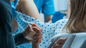 Роды в российских больницах могут стать платными, но только для одной категории будущих мам