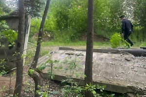 Бетонный забор рухнул на двух школьников в Подмосковье